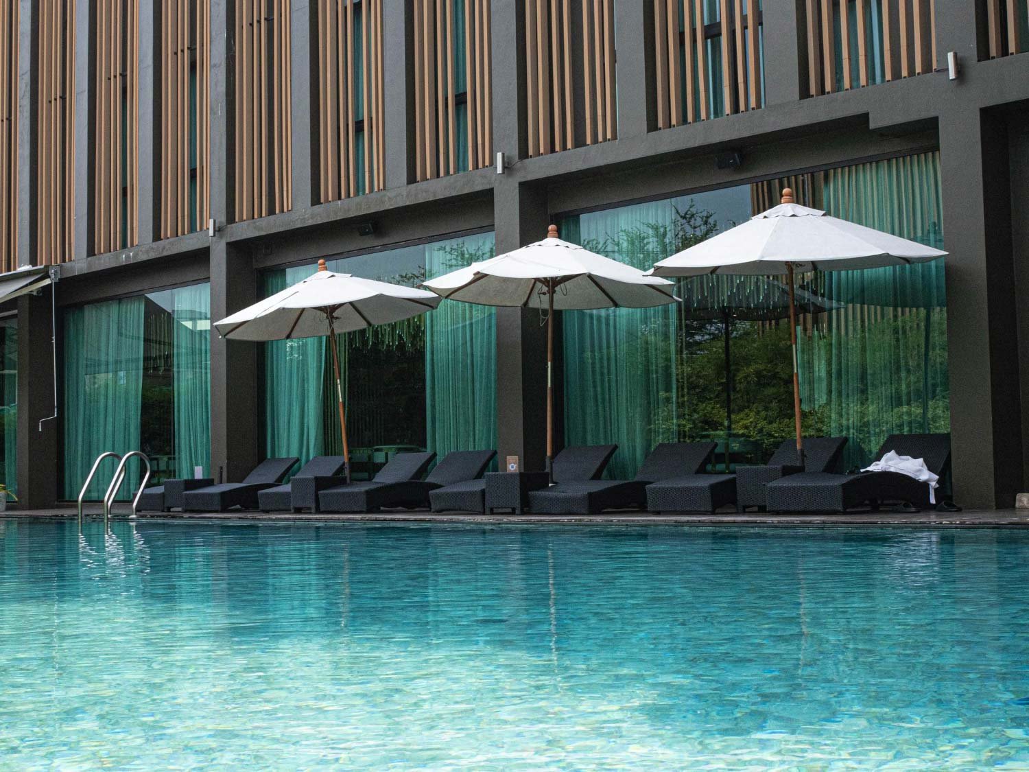 hotel-pool